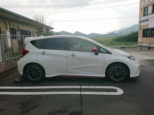 作業前に損傷状況を確認されている車。